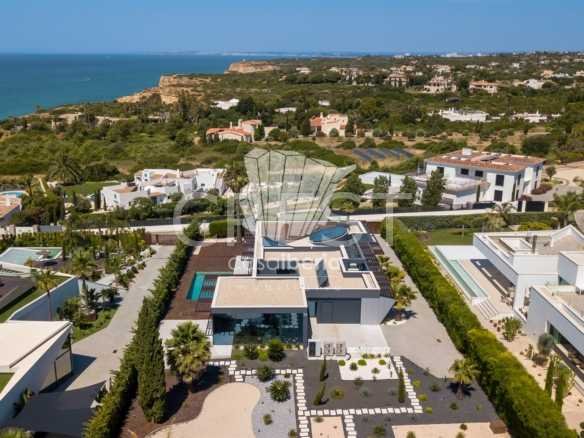 Generous Living Space Detached House in Faro  with 4 bedrooms
