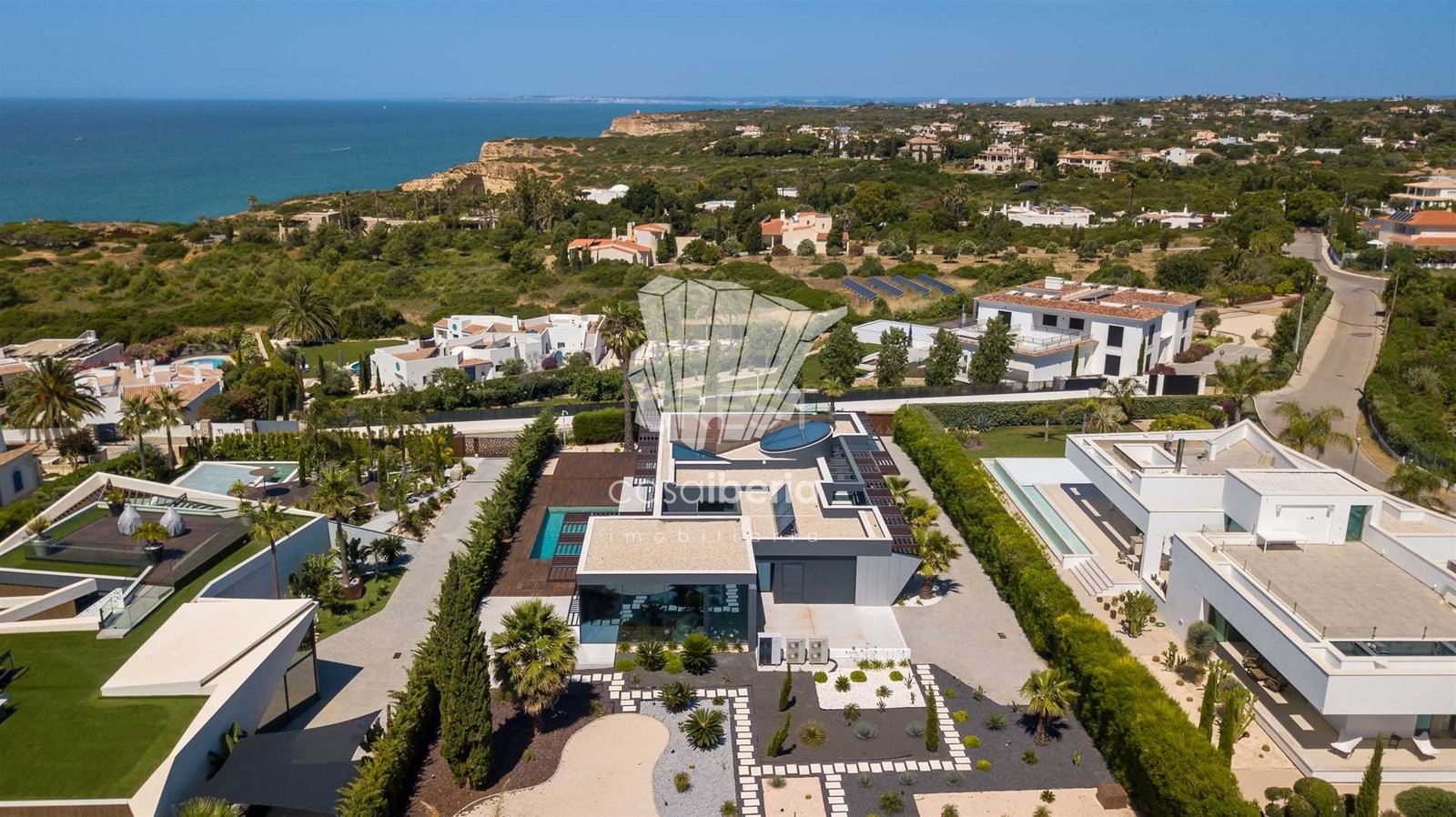 Generous Living Space Detached House in Faro  with 4 bedrooms