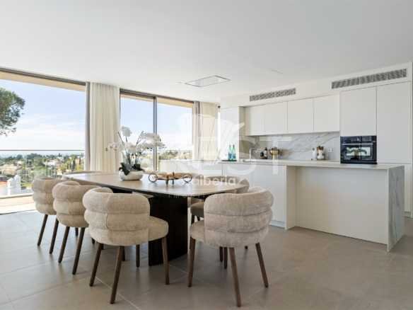 Generous Living Space Apartment in Faro  with 4 bedrooms