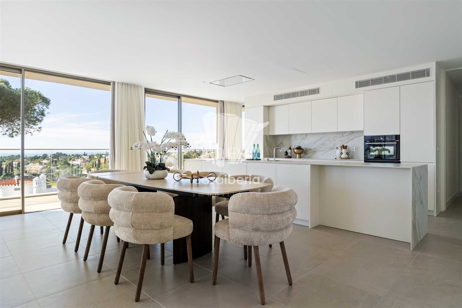 Generous Living Space Apartment in Faro  with 4 bedrooms