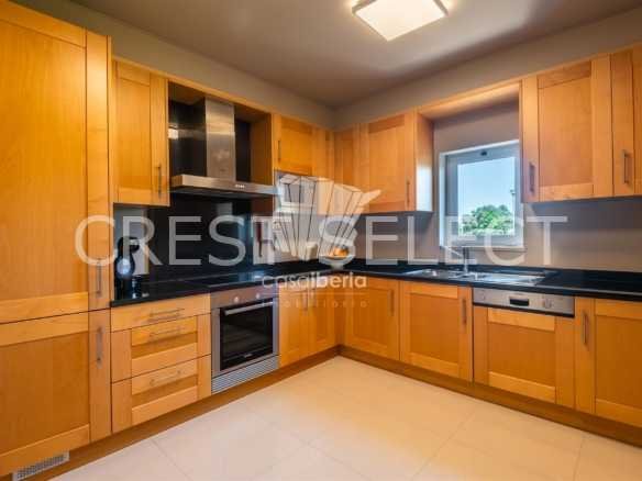 Contemporary Living Haven Terraced House in Faro  with 2 bedrooms