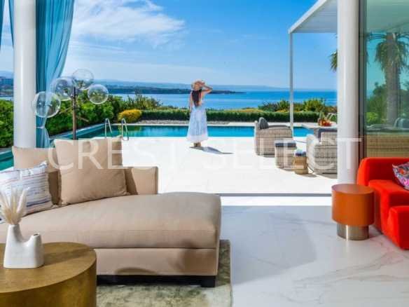 Sleek Family Residence Villas / Houses in Coral Bay with 3 bedrooms
