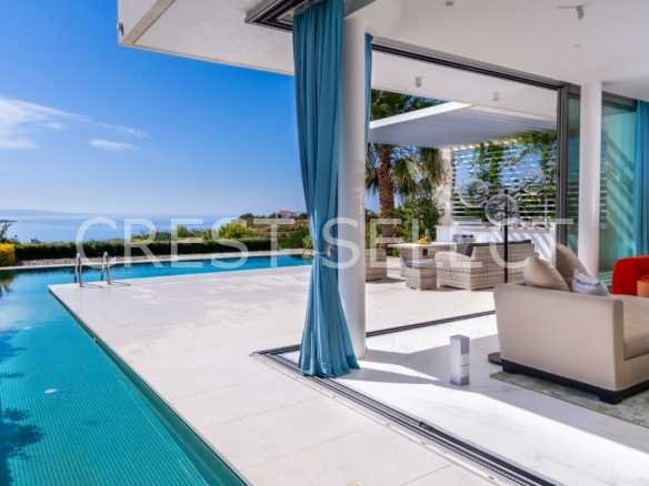 Sleek Family Residence Villas / Houses in Coral Bay with 3 bedrooms