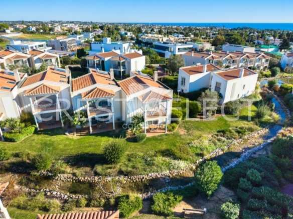 Contemporary Living Haven Terraced House in Faro  with 2 bedrooms
