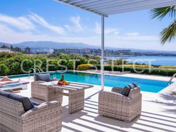 Sleek Family Residence Villas / Houses in Coral Bay with 3 bedrooms