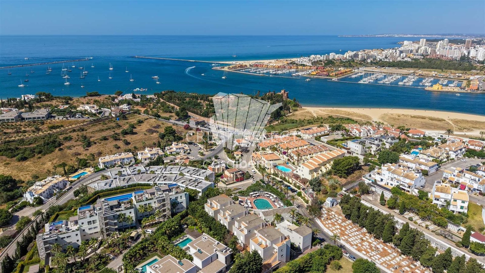 Modern Tranquil Oasis Apartment in Faro  with 3 bedrooms