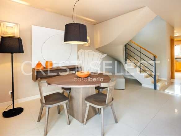 Contemporary Living Haven Terraced House in Faro  with 2 bedrooms