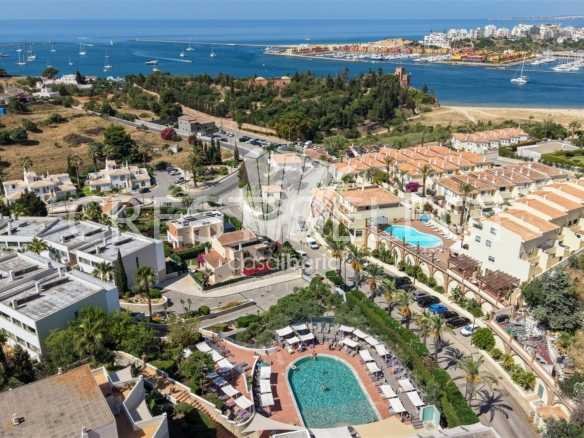 Modern Tranquil Oasis Apartment in Faro  with 3 bedrooms