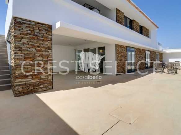 Spacious Family Haven House in Faro  with 4 bedrooms