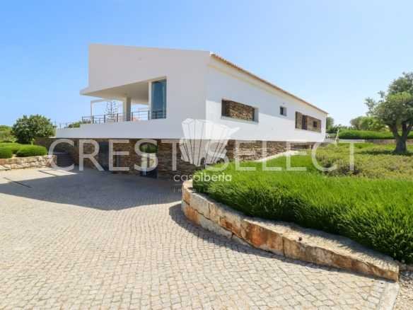 Spacious Family Haven House in Faro  with 4 bedrooms