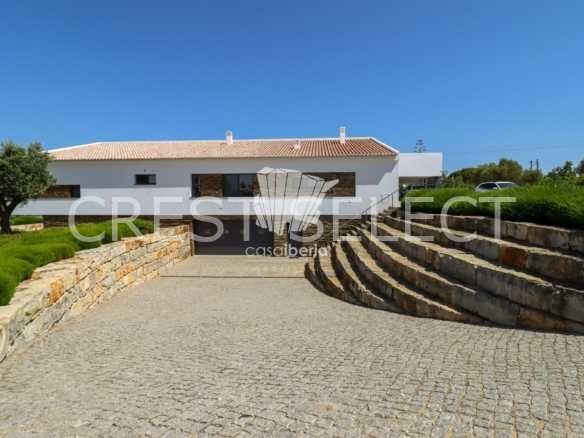 Spacious Family Haven House in Faro  with 4 bedrooms