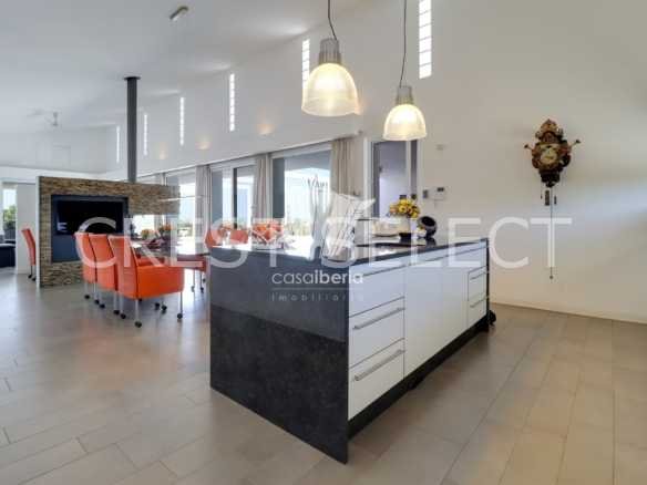 Spacious Family Haven House in Faro  with 4 bedrooms