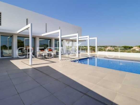 Spacious Family Haven House in Faro  with 4 bedrooms