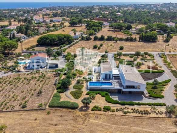 Spacious Family Haven House in Faro  with 4 bedrooms
