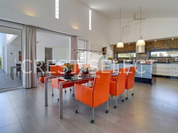 Spacious Family Haven House in Faro  with 4 bedrooms