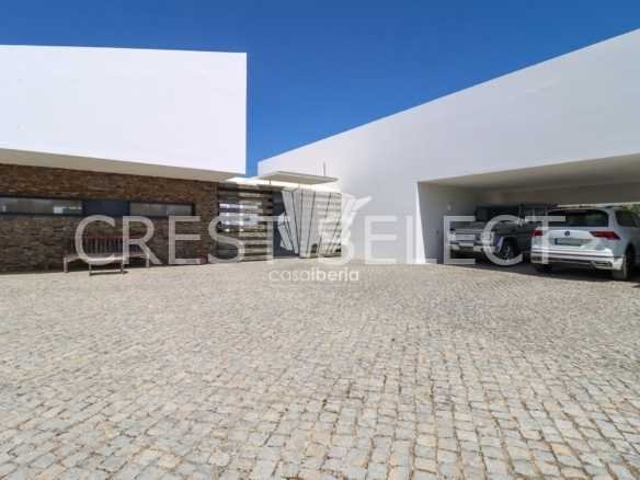 Spacious Family Haven House in Faro  with 4 bedrooms