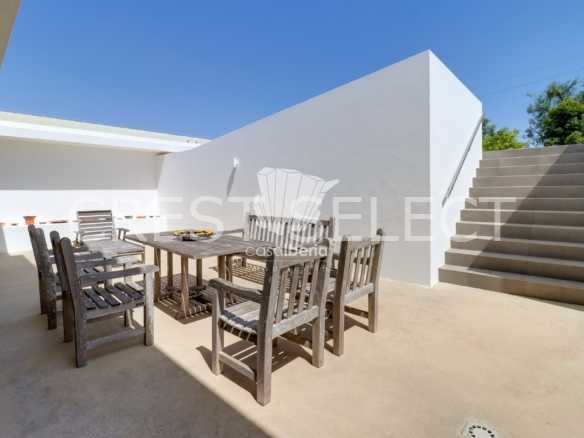 Spacious Family Haven House in Faro  with 4 bedrooms