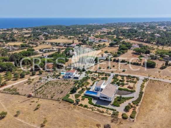 Spacious Family Haven House in Faro  with 4 bedrooms