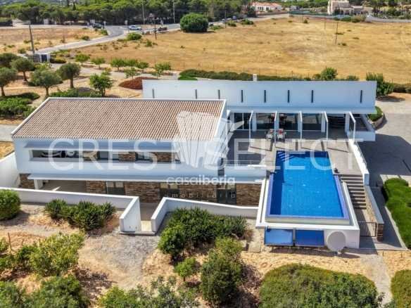 Spacious Family Haven House in Faro  with 4 bedrooms