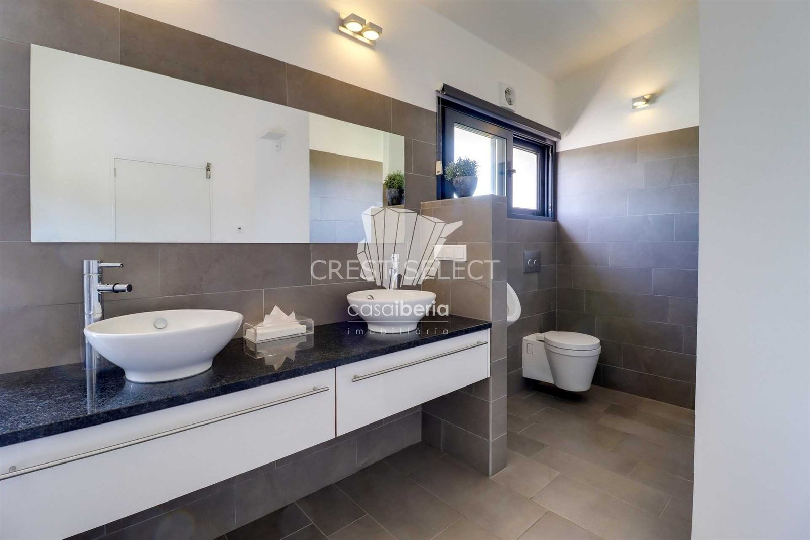 Spacious Family Haven House in Faro  with 4 bedrooms