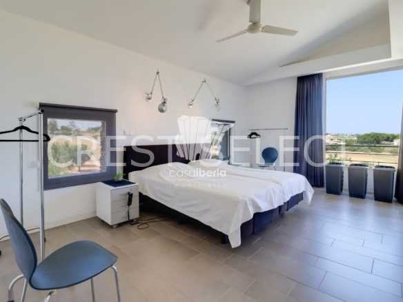 Spacious Family Haven House in Faro  with 4 bedrooms