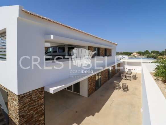 Spacious Family Haven House in Faro  with 4 bedrooms