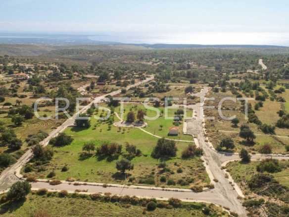 Plots & Land Parcels in Souni-Zanatzia with 0 bedrooms