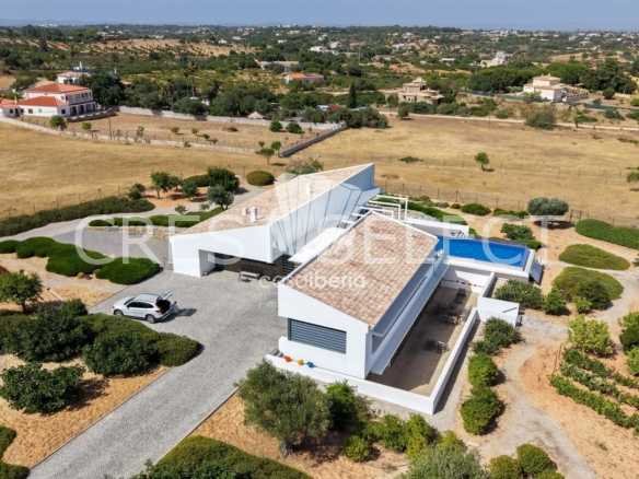 Spacious Family Haven House in Faro  with 4 bedrooms