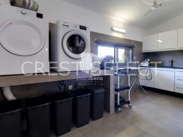 Spacious Family Haven House in Faro  with 4 bedrooms