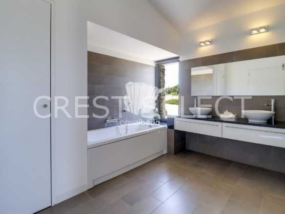 Spacious Family Haven House in Faro  with 4 bedrooms
