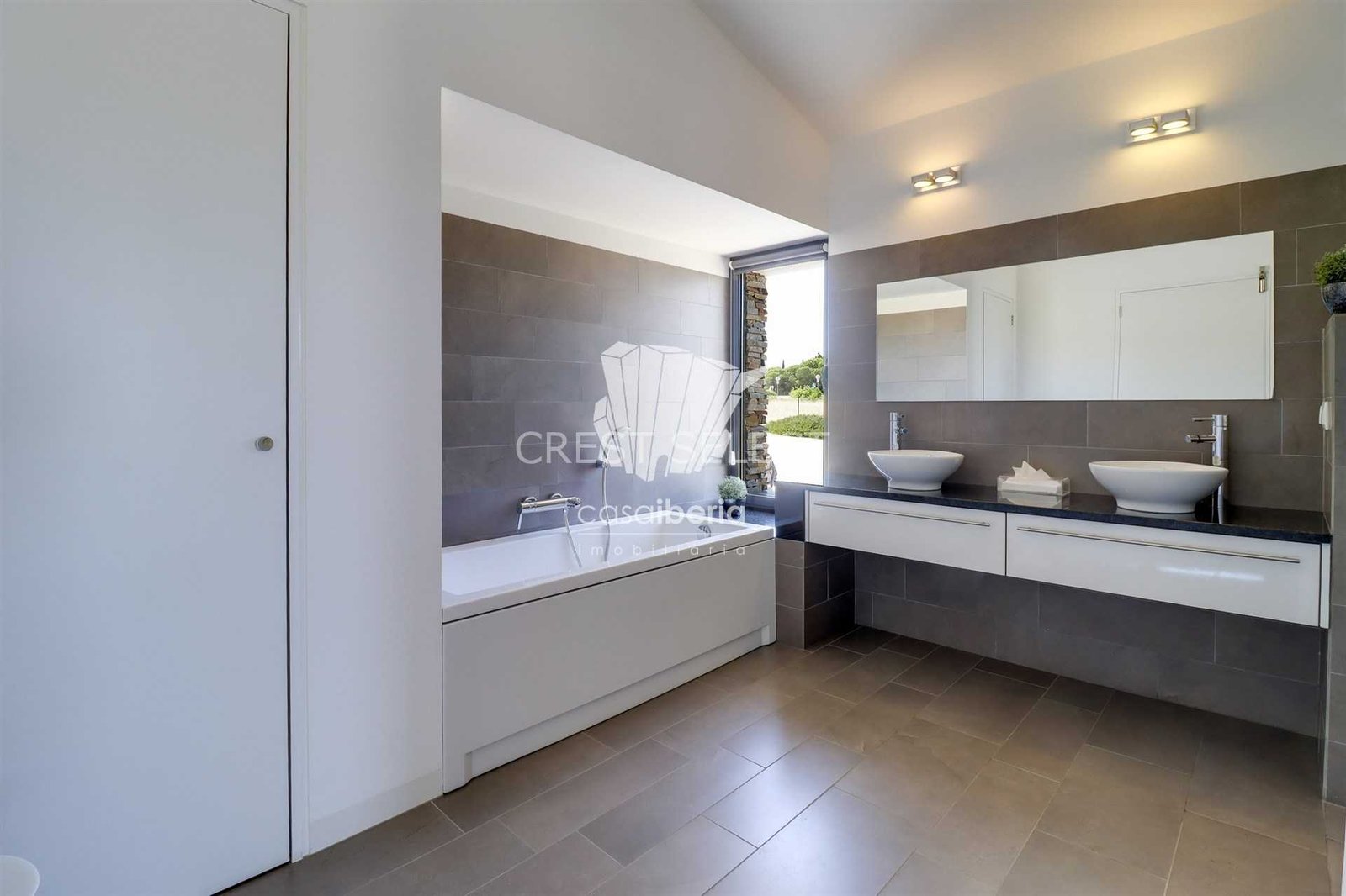 Spacious Family Haven House in Faro  with 4 bedrooms