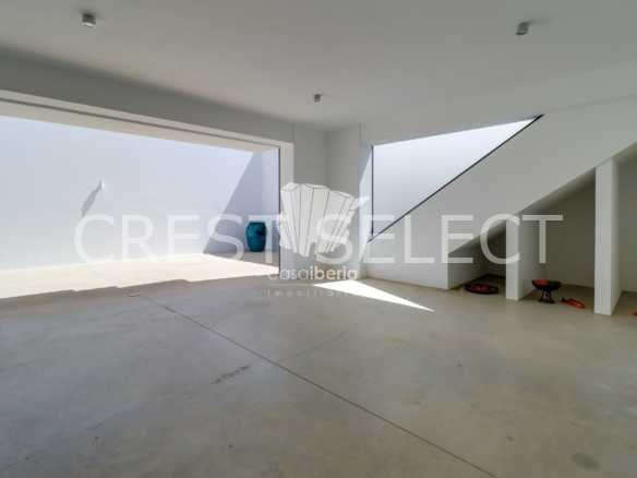 Spacious Family Haven House in Faro  with 4 bedrooms