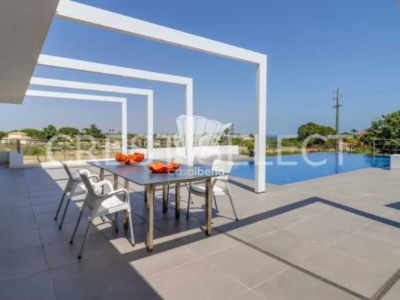 Spacious Family Haven House in Faro  with 4 bedrooms