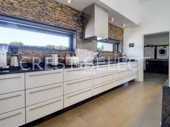 Spacious Family Haven House in Faro  with 4 bedrooms