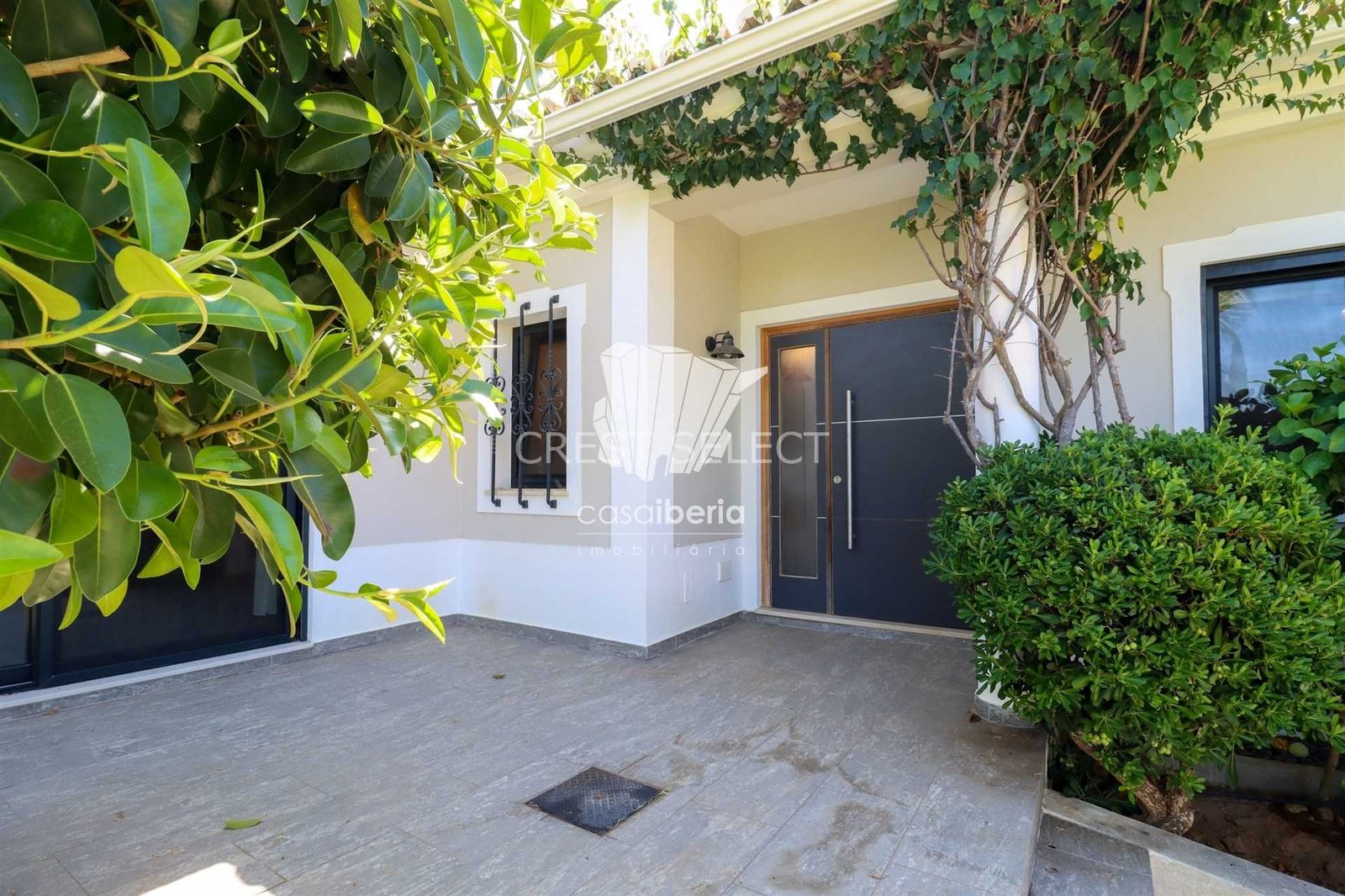 Contemporary Family Home House in Faro  with 4 bedrooms
