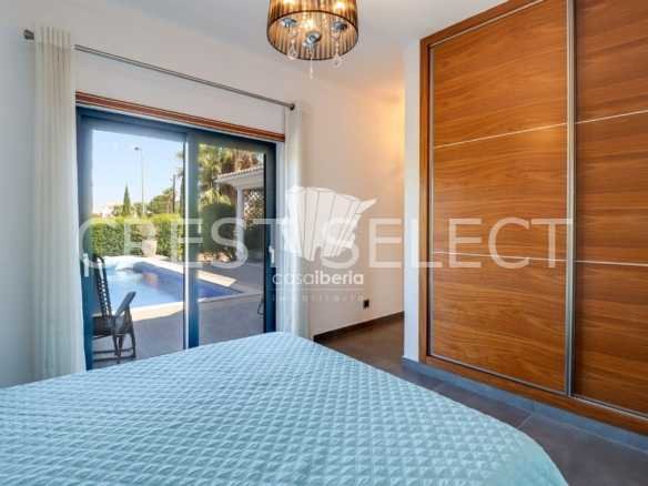 Contemporary Family Home House in Faro  with 4 bedrooms