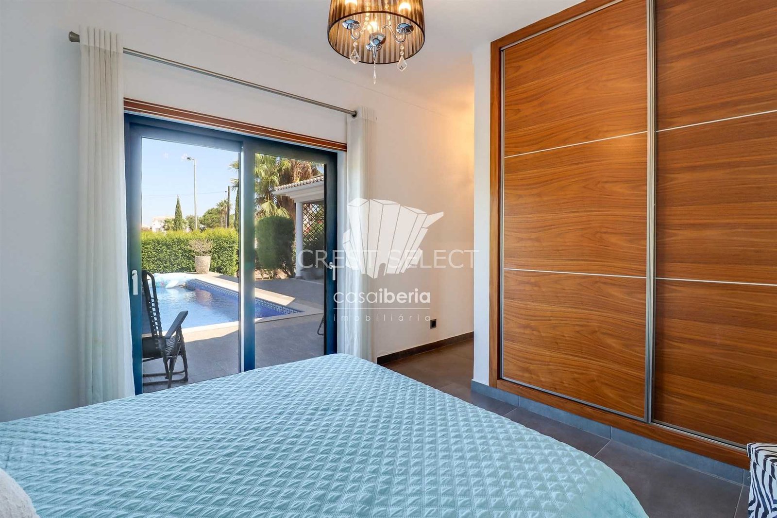 Contemporary Family Home House in Faro  with 4 bedrooms