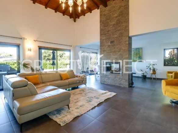 Contemporary Family Home House in Faro  with 4 bedrooms