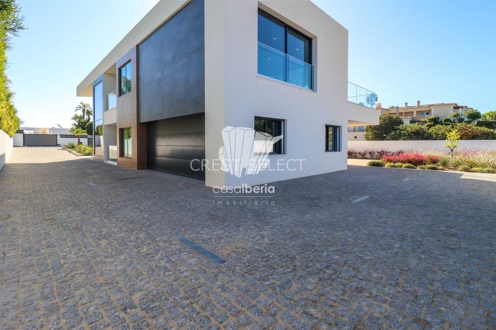 1e869ec34954 Custom Family Residence House in Faro with 4 bedrooms