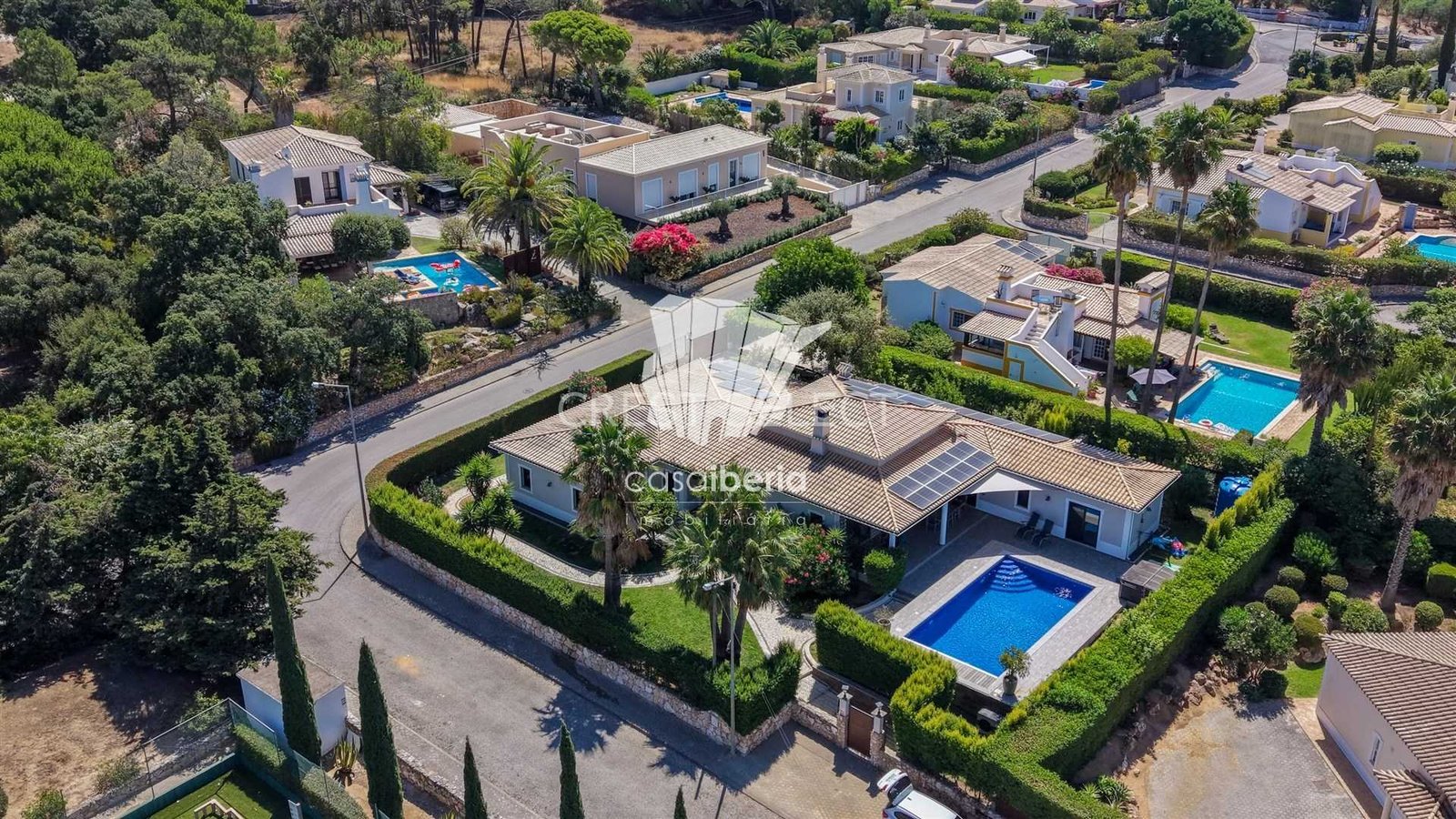 Contemporary Family Home House in Faro  with 4 bedrooms