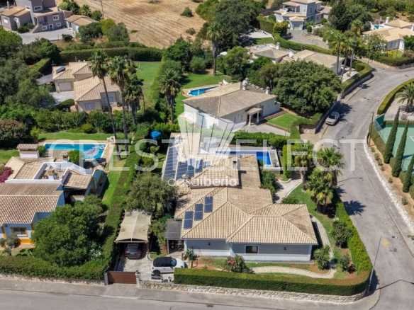 Contemporary Family Home House in Faro  with 4 bedrooms