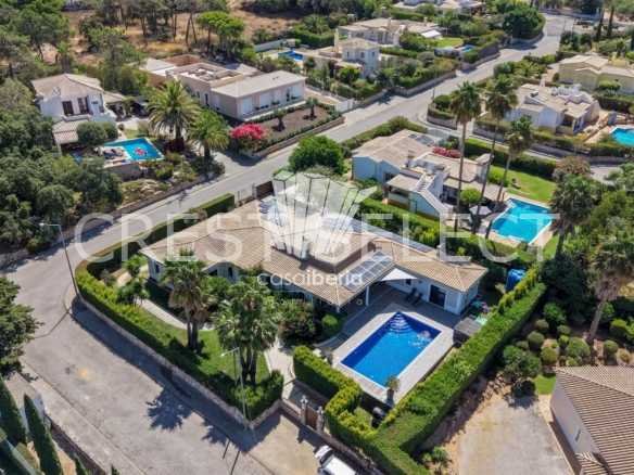 Contemporary Family Home House in Faro  with 4 bedrooms