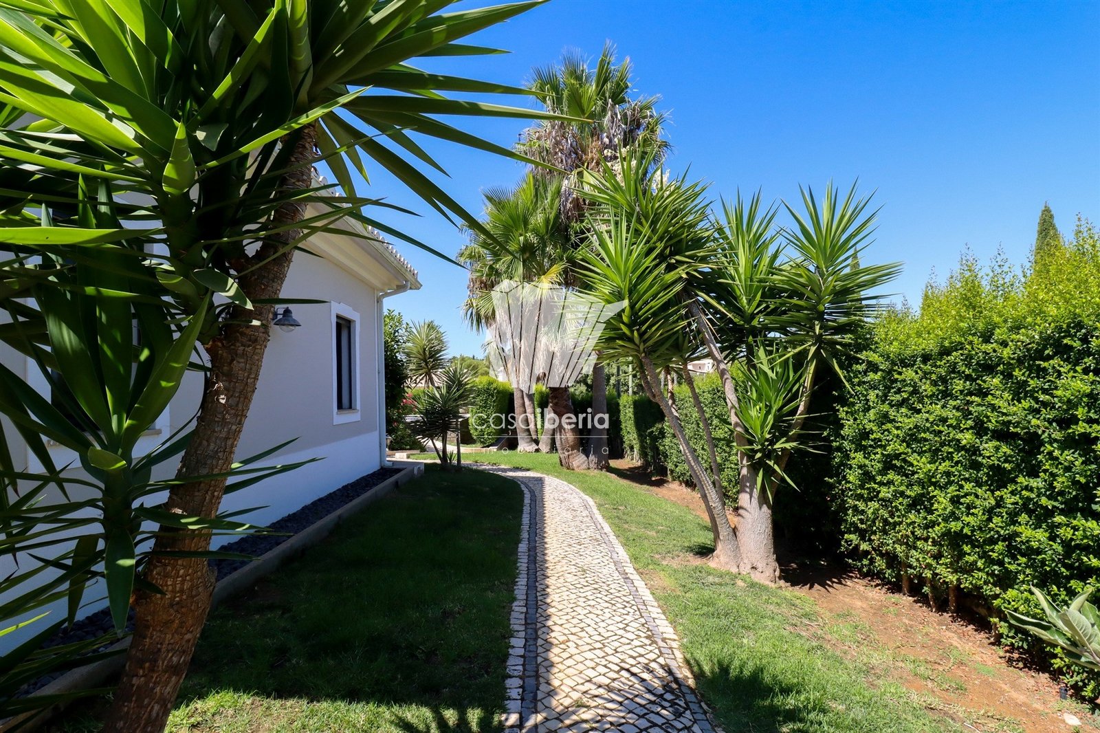 Contemporary Family Home House in Faro  with 4 bedrooms