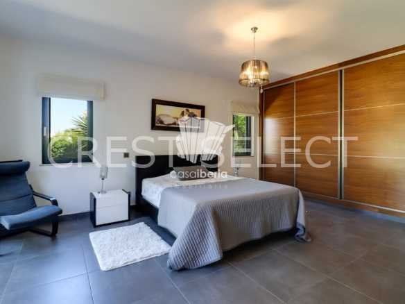 Contemporary Family Home House in Faro  with 4 bedrooms