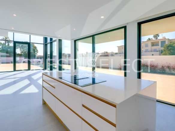 Custom Family Residence House in Faro  with 4 bedrooms
