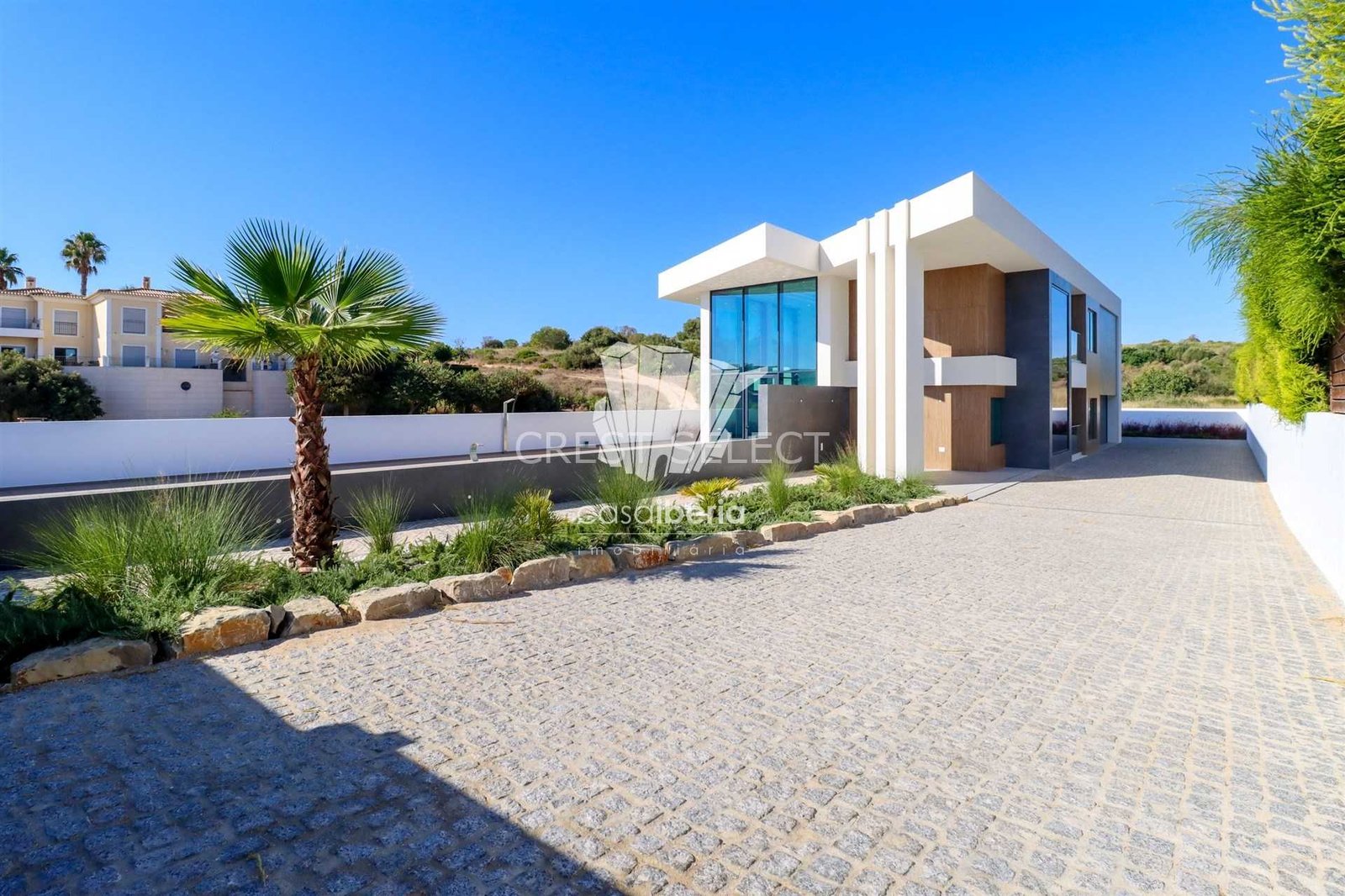 56e18fec4954 Custom Family Residence House in Faro with 4 bedrooms