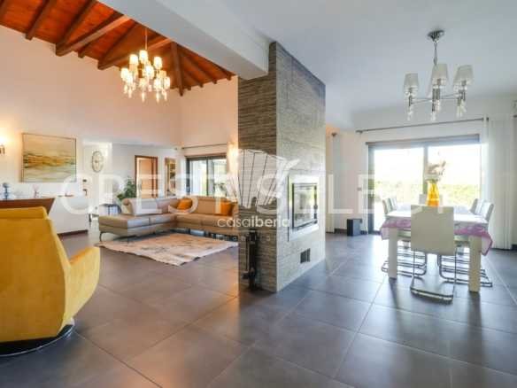 Contemporary Family Home House in Faro  with 4 bedrooms