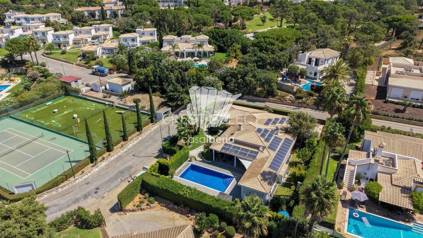 Contemporary Family Home House in Faro  with 4 bedrooms