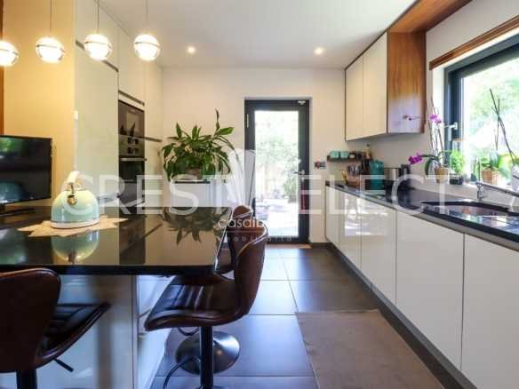 Contemporary Family Home House in Faro  with 4 bedrooms