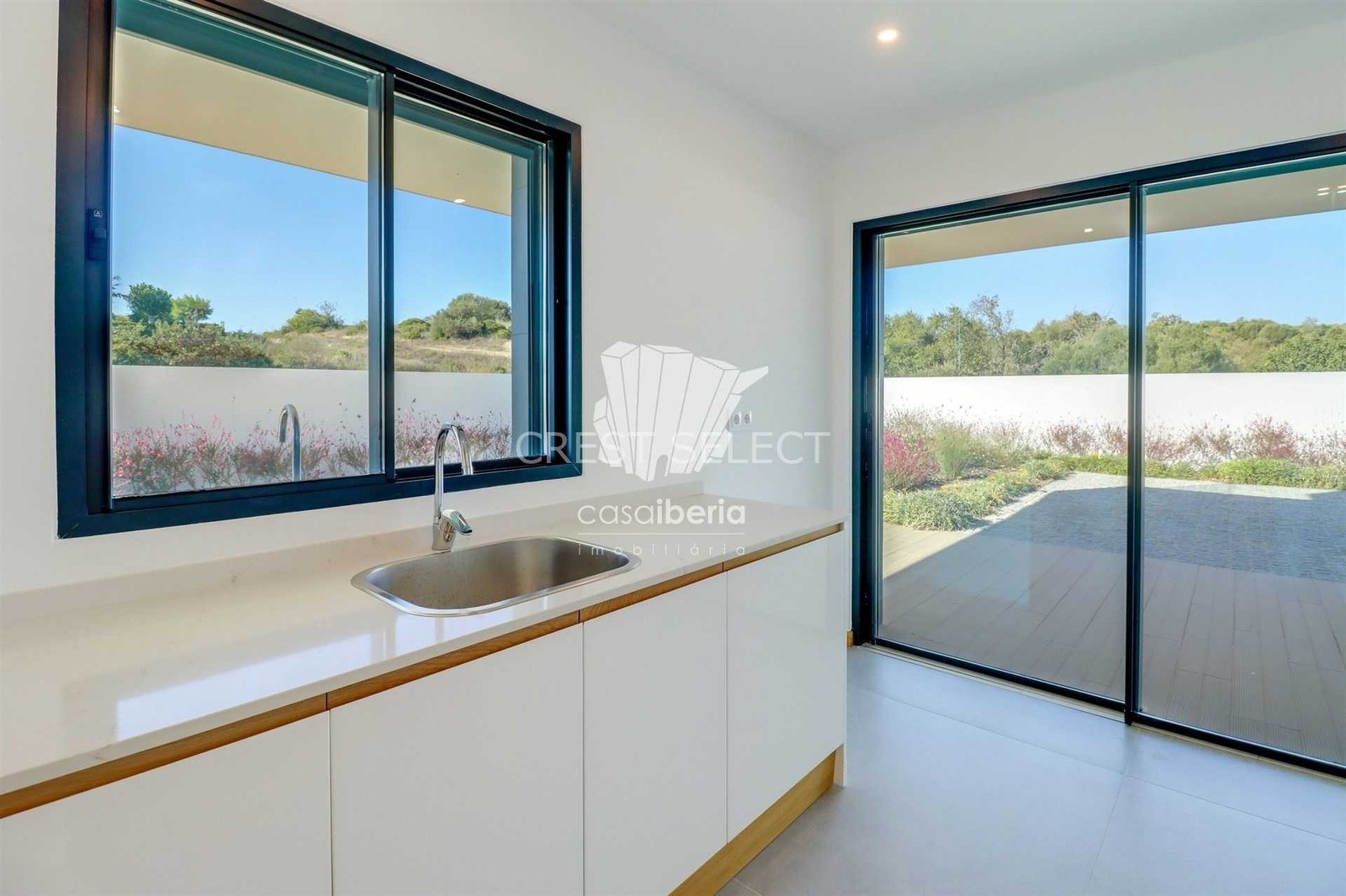 b02284d14954 Custom Family Residence House in Faro with 4 bedrooms